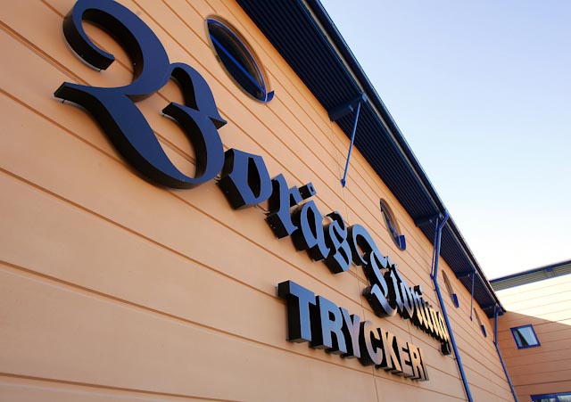 Borås Tidnings logotyp på tryckeriets fasad